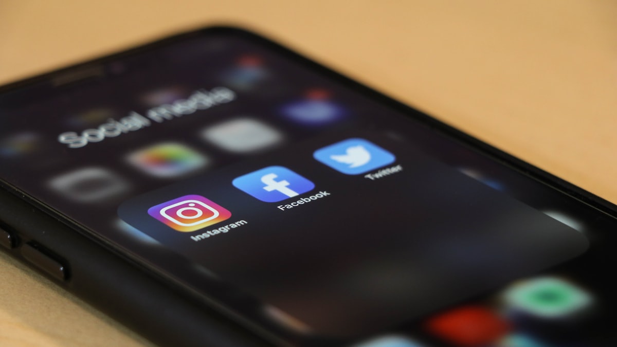 Téléphone affichant les applications de réseaux sociaux